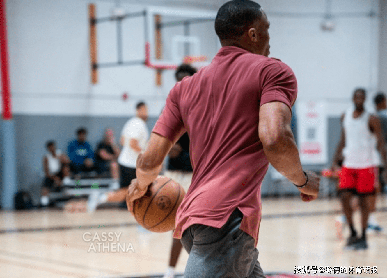 LOL联盟竞猜 -包含塞维利亚训练开放日，清晨更衣室发声引欢呼，CBA季后赛在即，训练强度明显提升的词条